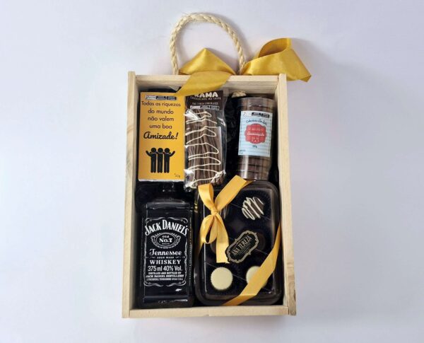 Cesta de Madeira com Whisky 375ml - 240g